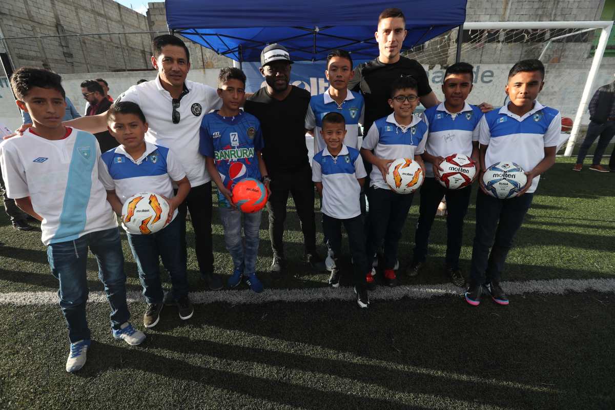 Futbolistas regalan balones e implementación deportiva a niños de escasos recursos de Villa Nueva