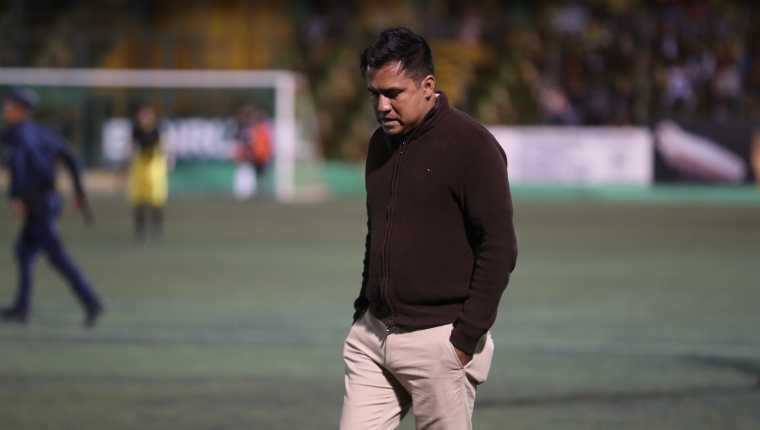 El timonel de Guastatoya Amarini Villatoro tiene el reto de hacer que su equipo recupere el nivel futbolístico que mostró el año pasado (Foto Prensa Libre: Edwin Fajardo)