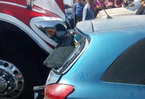 El bus que colisionó con los cinco automóviles. (Foto Prensa Libre: Héctor Cordero).
