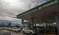 Motorists wait in line for hours to buy gasoline at a Pemex service station in Monterrey, Nuevo Leon state, on January 22, 2019. - Mexican President Andres Manuel Lopez Obrador said the shortages were triggered by his administration's decision to temporarily close some of state oil company Pemex's pipelines as part of his bid to wipe out rampant fuel theft that cost the country an estimated $3 billion in 2017. An explosion and fire in central Mexico on the eve killed at least 94 people after hundreds converged on the site of an illegal fuel-line tap to gather gasoline amid the government crackdown on fuel theft, officials said. (Photo by Julio Cesar AGUILAR / AFP)