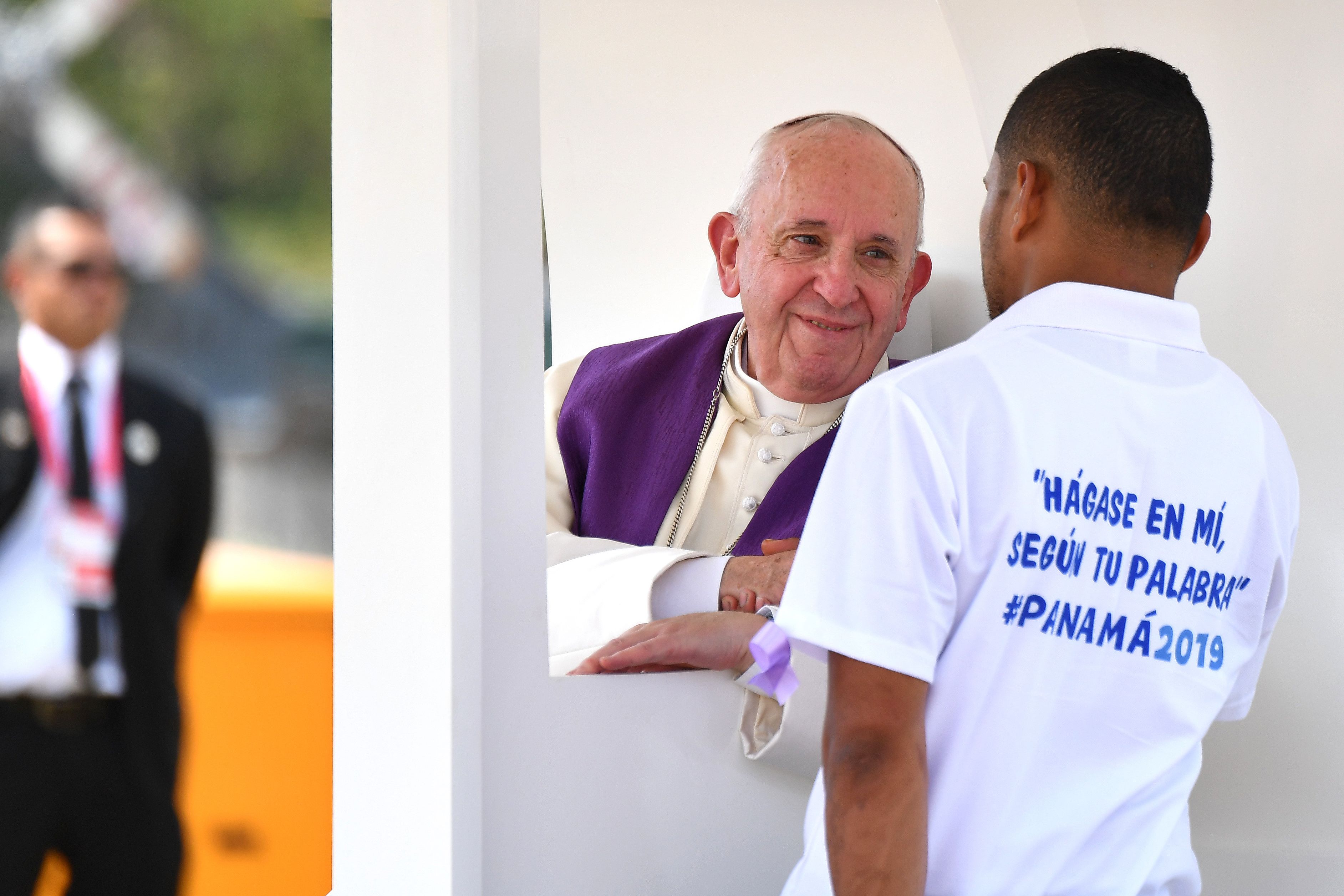 El papa Francisco habla con uno de los jóvenes recluidos en la prisión de Las Garzas en Pacora. El Pontífice, incluso, escuchó las confesiones de algunos de ellos. (Foto Prensa Libre: AFP)