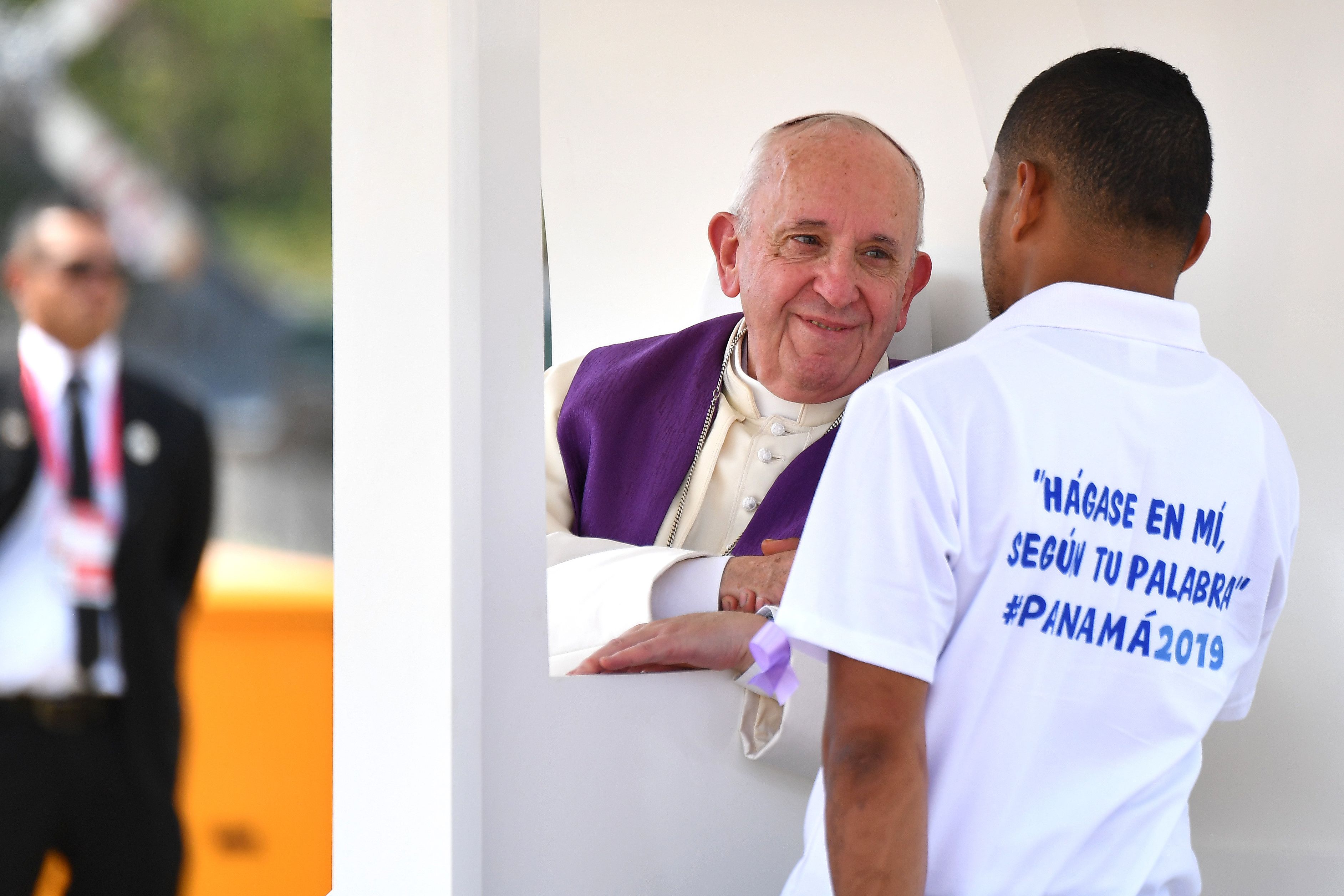 El papa Francisco habla con uno de los jóvenes recluidos en la prisión de Las Garzas en Pacora. El Pontífice, incluso, escuchó las confesiones de algunos de ellos. (Foto Prensa Libre: AFP)