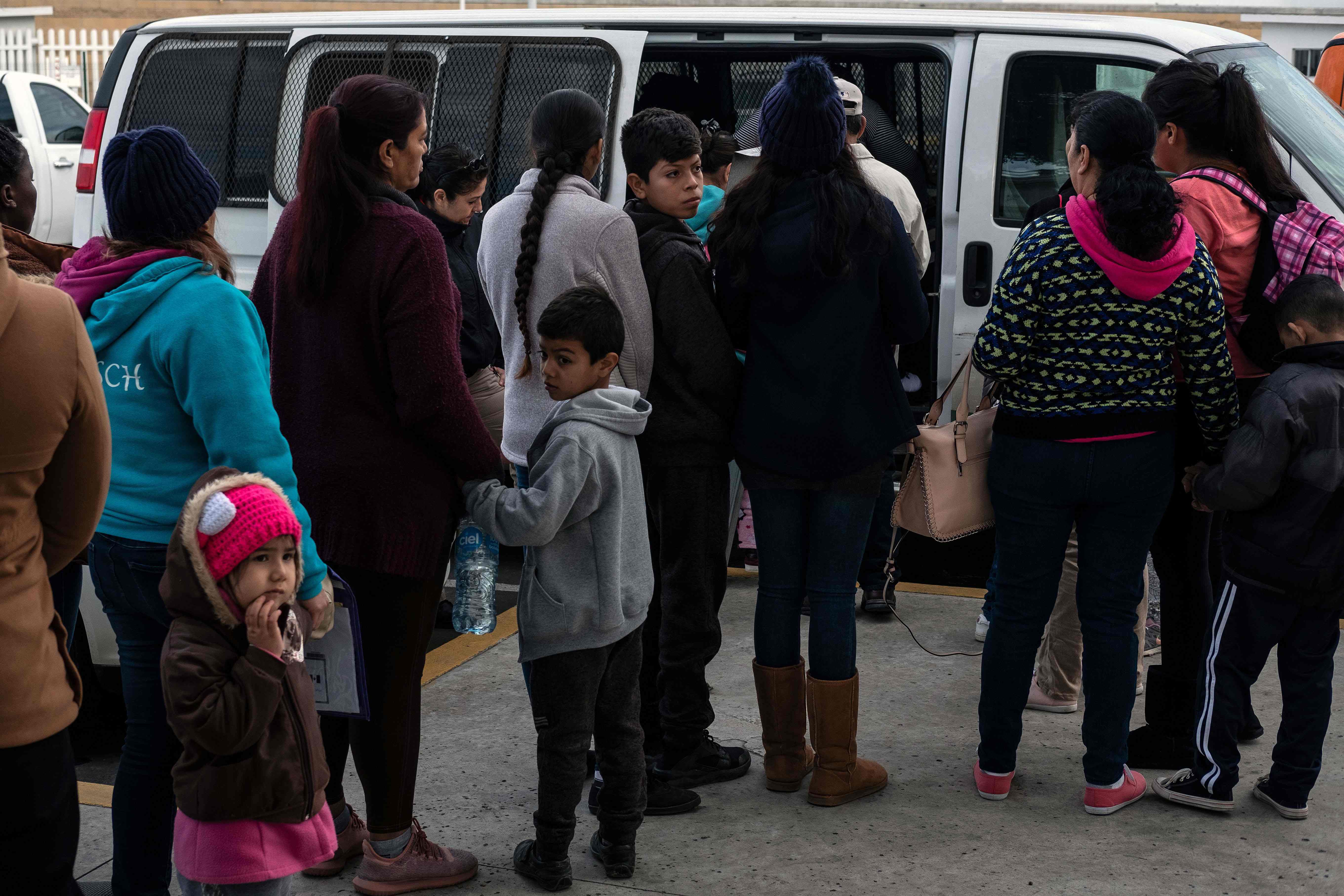 Solicitantes de asilo esperan ser llevados a EE. UU. desde Tijuana para presentar su solicitud. (Foto Prensa Libre: AFP)