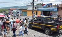Cadáveres de dos hombres quedaron en la vía pública, en la zona 4 de la cabecera de Escuintla. (Foto Prensa Libre: Carlos E. Paredes)