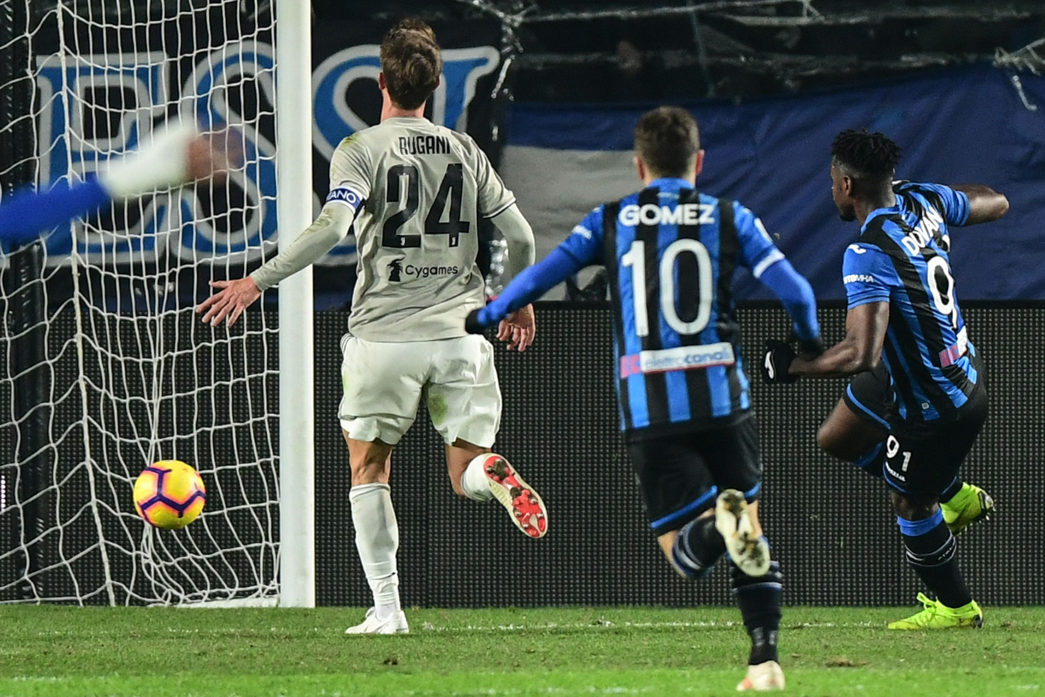 Duván Zapata (derecha) marca uno de los dos goles contra la Juventus, en el partido de los cuartos de final. (Foto Prensa Libre: AFP).