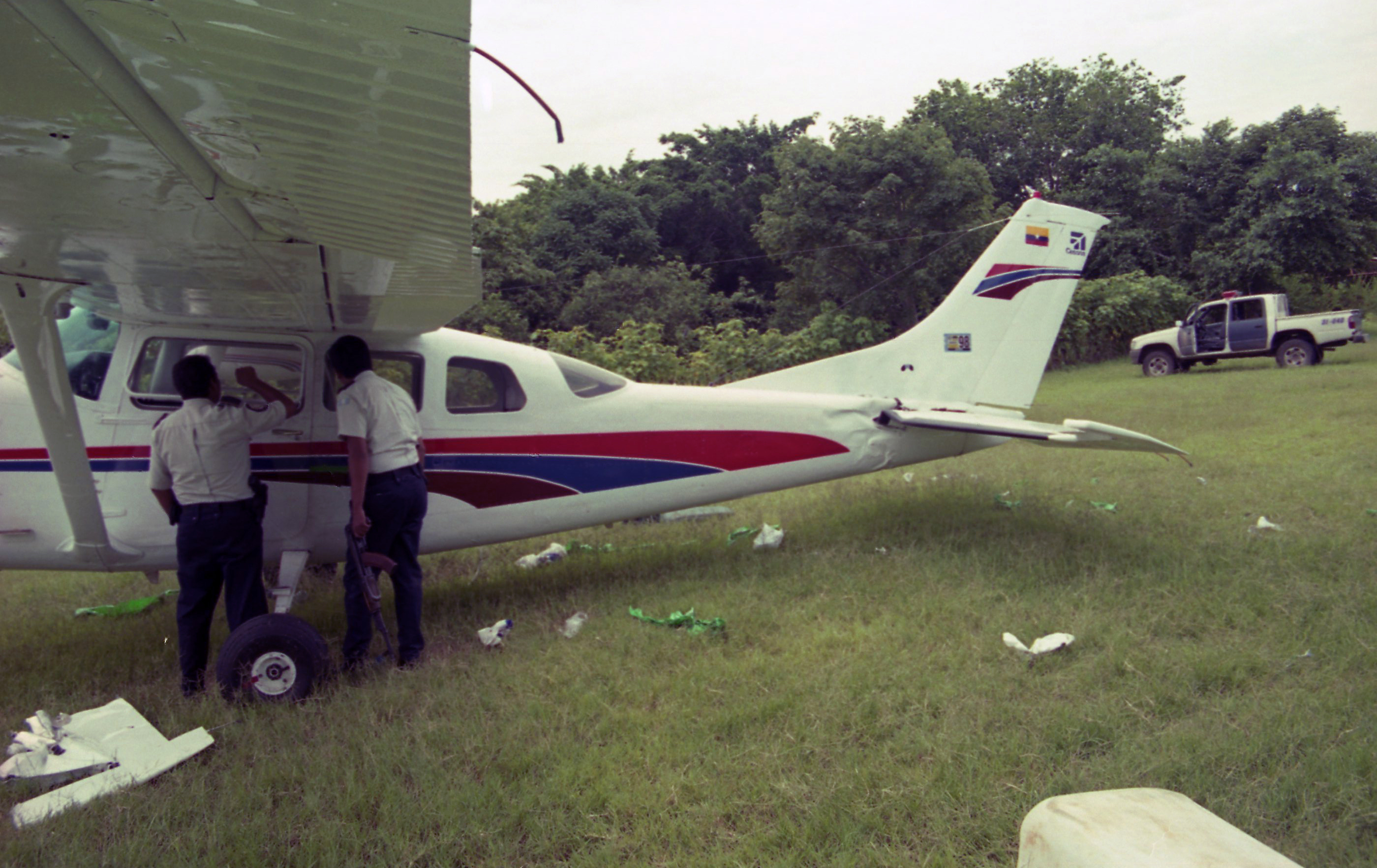 Múltiples narcoavionetas son localizadas y las autoridades llegan después que los criminales han vaciado el lugar. (Foto Prensa Libre: Hemeroteca PL)