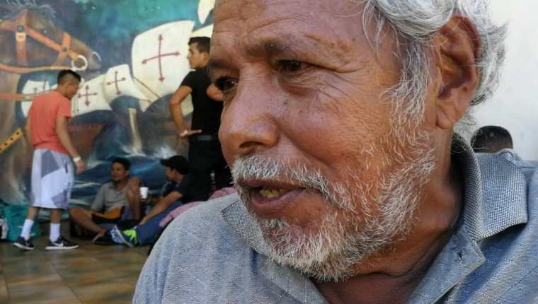 Germán Celaya Zaldívar descansan en el parque central de Tecún Umán, San Marcos, y espera el permiso para ingresar a México. (Foto Prensa Libre: Erick Ávila) 