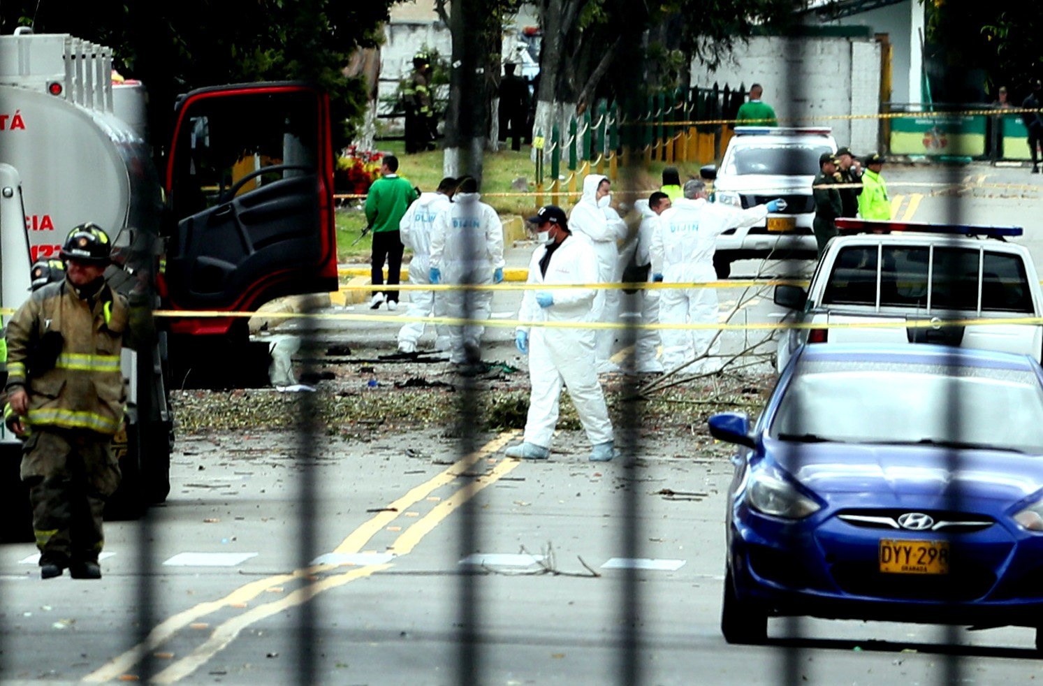 Personal del CTI trabajan en el lugar donde un carrobomba causó una explosión este jueves en la Escuela General Santander de la Policía en Bogotá, Colombia. (Foto Prensa Libre: EFE)