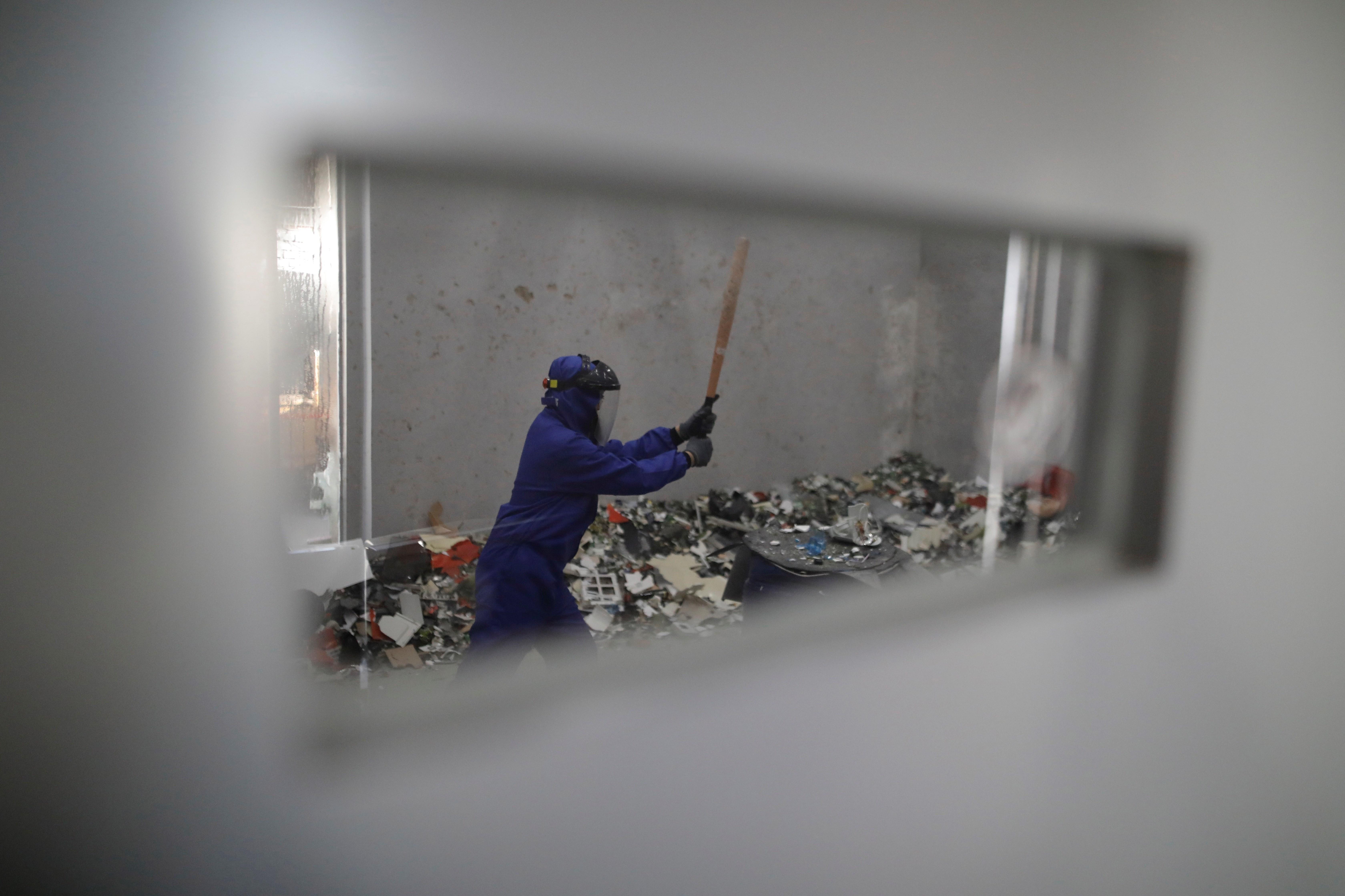 La sala, que abrió en la capital china en septiembre de 2018, ayuda a sus clientes a liberar estrés rompiendo botellas, muebles viejos, maniquíes y otros objetos por unos 26 euros media hora. (Foto Prensa Libre: EFE)