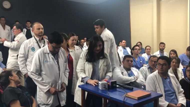 Los médicos del Hospital Roosevelt sostienen una asamblea para leer un comunicado en el que exigen a las autoridades de Salud que cumplan con el incremento salarial. (Foto Prensa Libre: Cortesía)