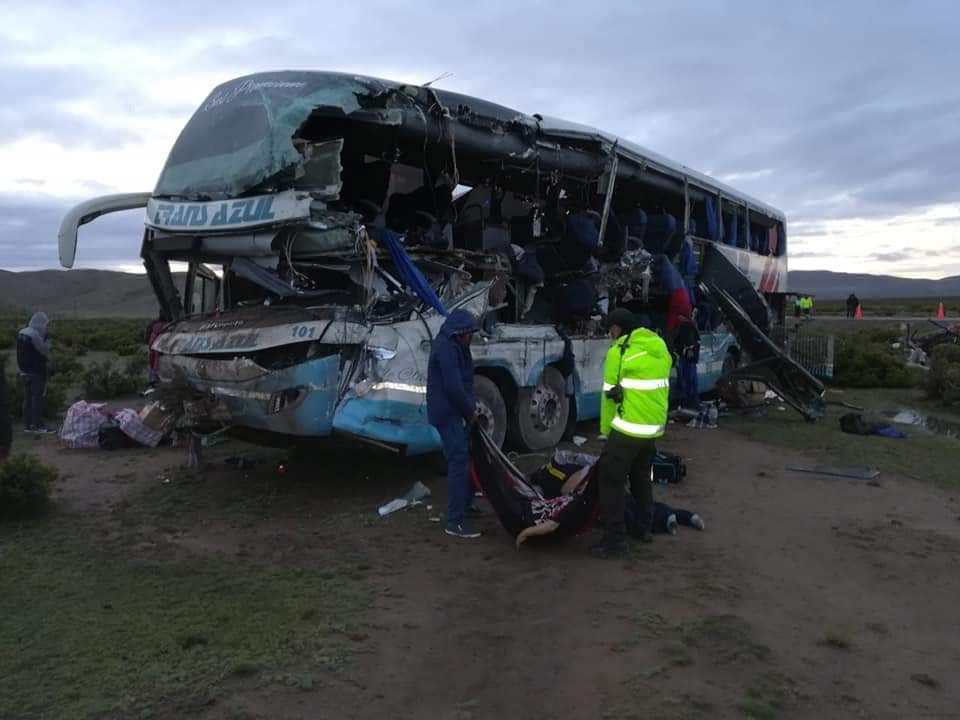 AME9725. La Paz (Bolivia), 19/01/2019.- A handout picture provided by Oruro's Departmental Police that shows emergency personnel recovering victims at a road between the regions of Oruro and Potosi, in Bolivia, 19 January 2019. At least 22 died and 37 were wounded after a frontal crash between two buses. EFE/EPA/Policia de Oruro / HANDOUT ATTENTION EDITORS GRAPHIC CONTENT HANDOUT EDITORIAL USE ONLY/NO SALES