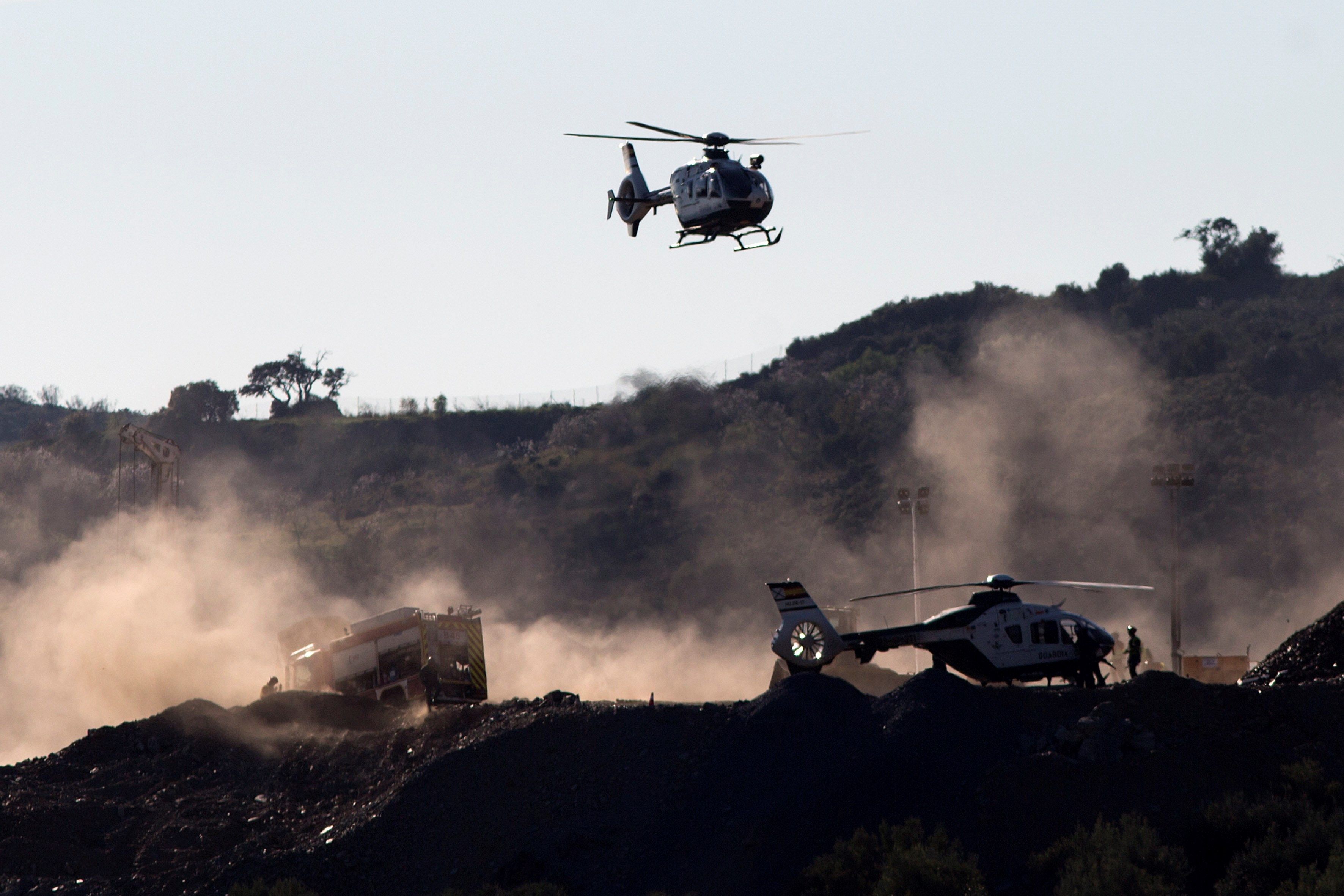 Helicópteros de salvamento se apuestan en las cercanías del pozo en que había caído Julen. (Foto Prensa Libre: EFE)