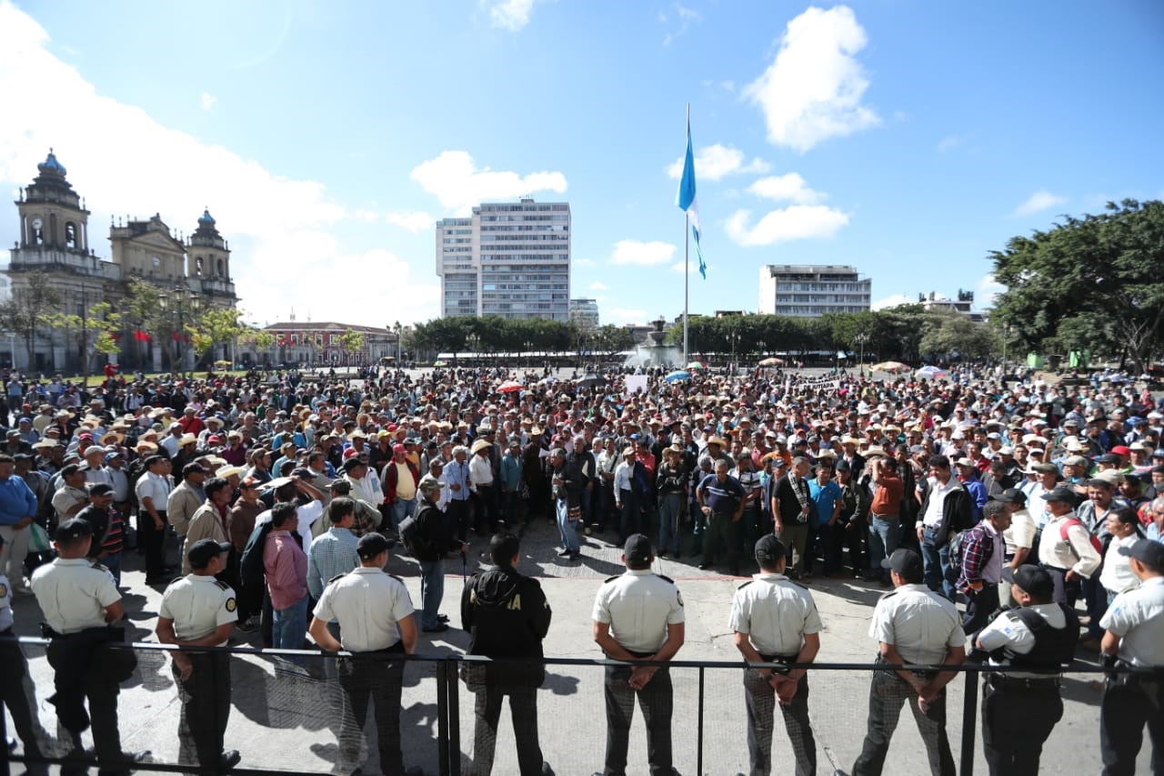 Policías protegen el Palacio Nacional de la Cultura debido a la manifestación de los integrantes de Avemilgua, quienes pidieron al presiente un resarcimiento. (Foto Prensa Libre: Esbin García)  