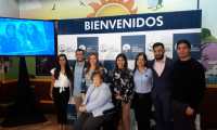 Doña Isabel Gutiérrez de Bosch, presidenta de la Fundación Juan Bautista Gutiérrez, junto a algunos de los jóvenes que han sido beneficiados con becas universitarias. (Foto Prensa Libre: Eslly Melgarejo).