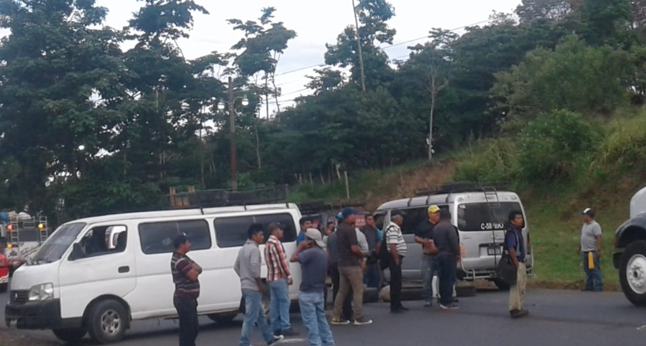 Microbuses impiden al paso de vehículos en la ruta al suroccidente. (Foto Prensa Libre: Cortesía).