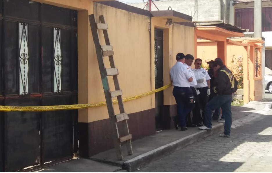 Autoridades resguardan el área donde ocurrió el hallazgo en Xela. (Foto Prensa Libre: María José Longo)