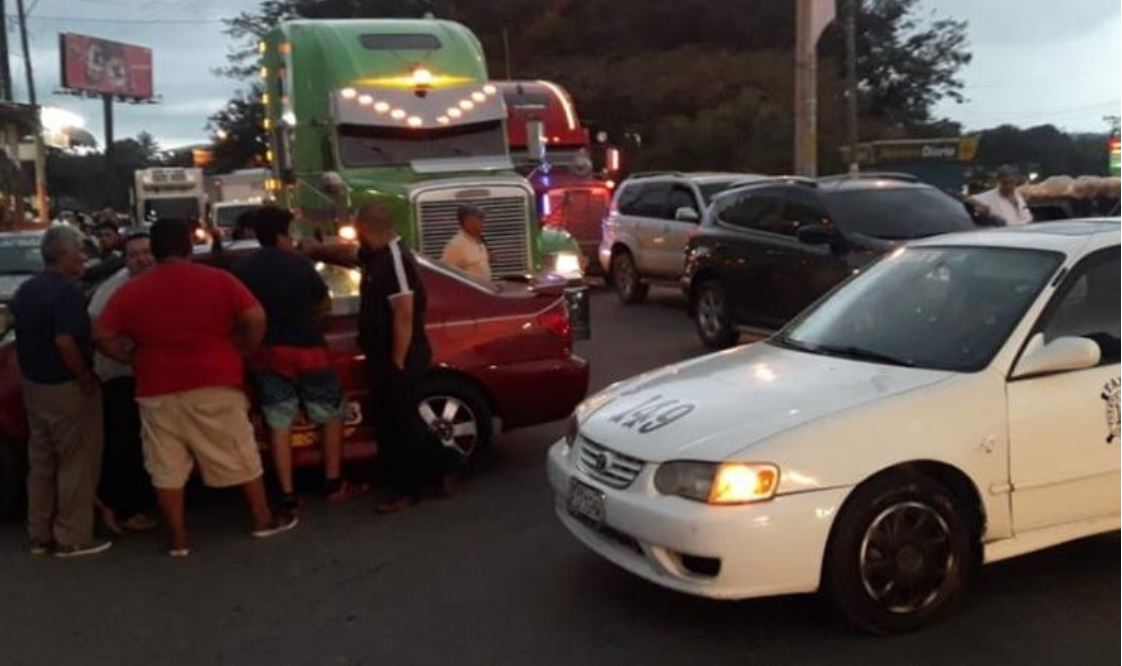 Algunos taxistas atravesaron las unidades en la vía para impedir el paso. (Foto Prensa Libre: César Hernández).