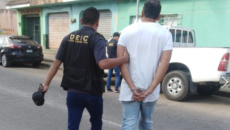 Juan Aroldo Oliva Pérez fue detenido cuando ofrecía una motocicleta con reporte de robo. (Foto Prensa Libre: PNC).