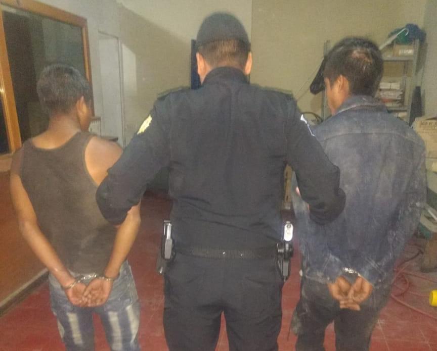 Los dos sospechosos de la muerte del menor fueron entregados a las autoridades en Colotenango, Huehuetenango. (Foto Prensa Libre: PNC). 