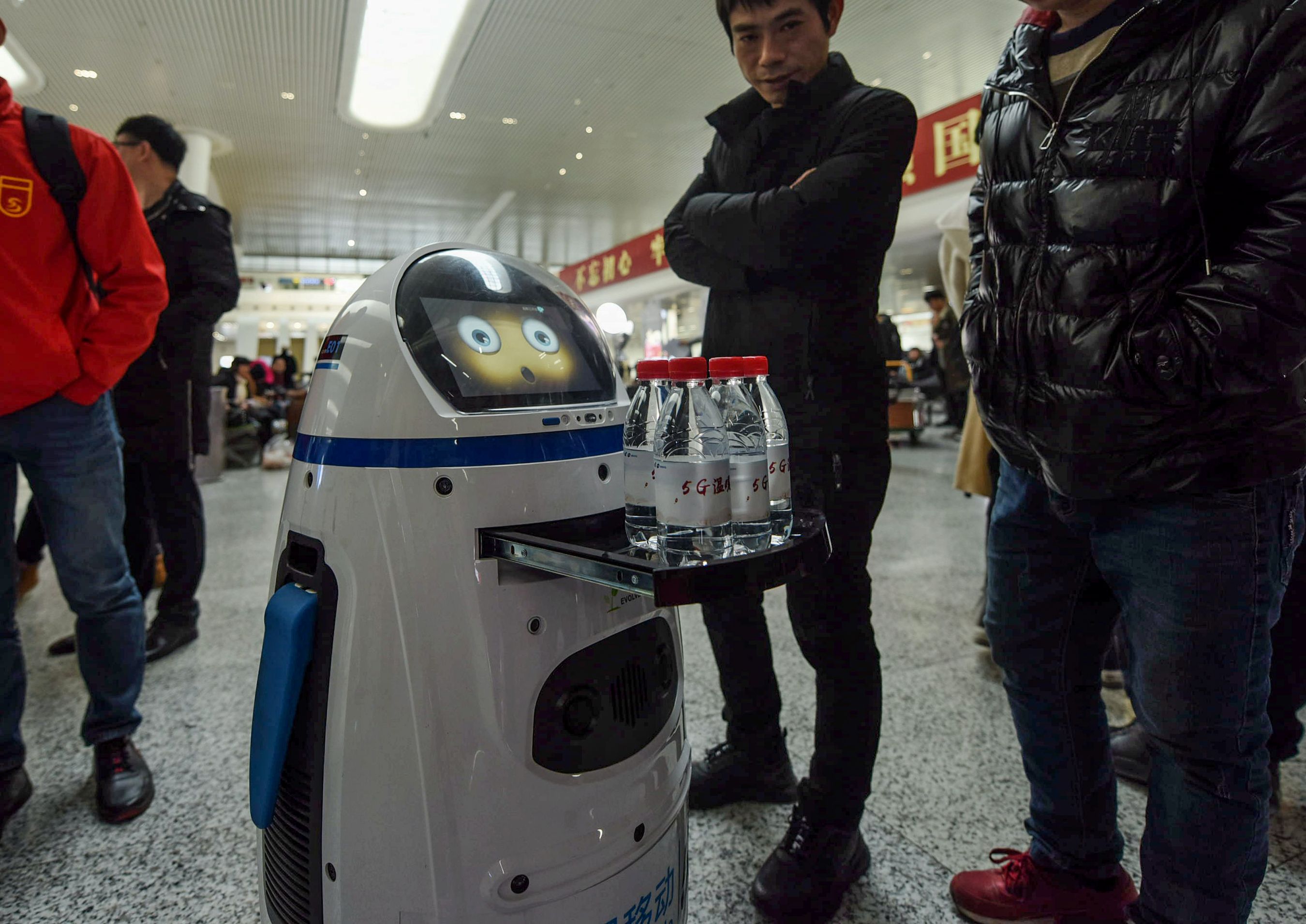 La llegada de la inteligencia artificial al mundo productivo puede suponer amenazas laborales para los trabajadores. (Foto Prensa Libre: AFP)