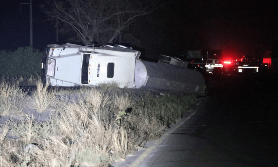 Camión cisterna que volcó en la ruta al Pacífico. (Foto Prensa Libre: Enrique Paredes). 