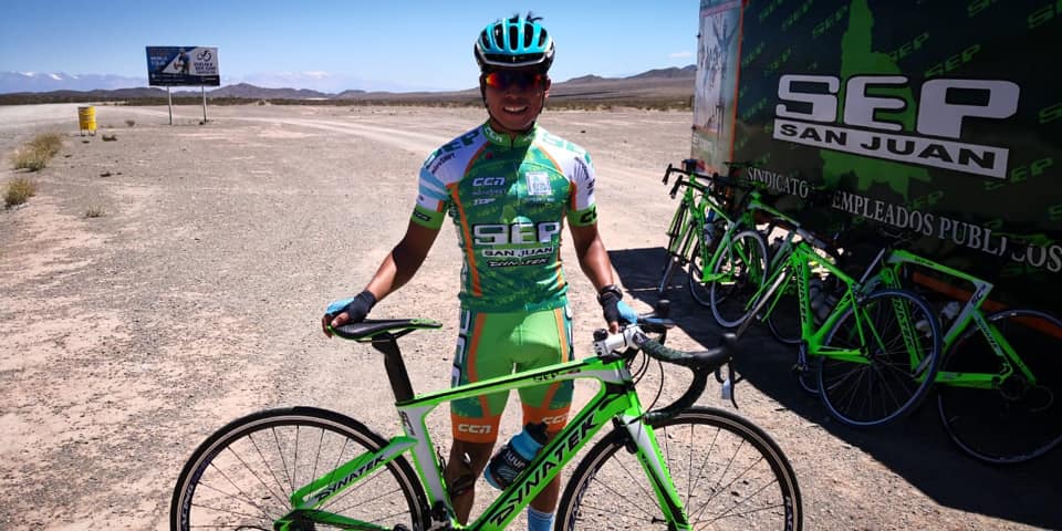 Alfredo Ajpacajá luce el maillot del equipo SEP de Argentina. Foto Prensa Libre: Cortesía