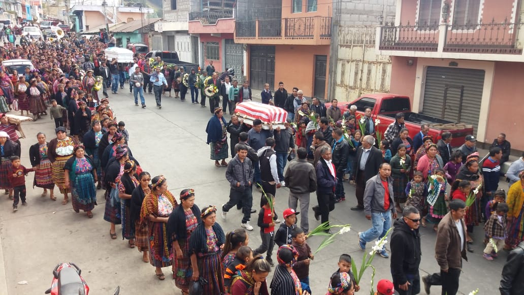 Cientos de vecinos de Concepción Chiquirichapa dieron el último adiós a Ana y su pequeña hija. (Foto Prensa Libre: Cortesía)