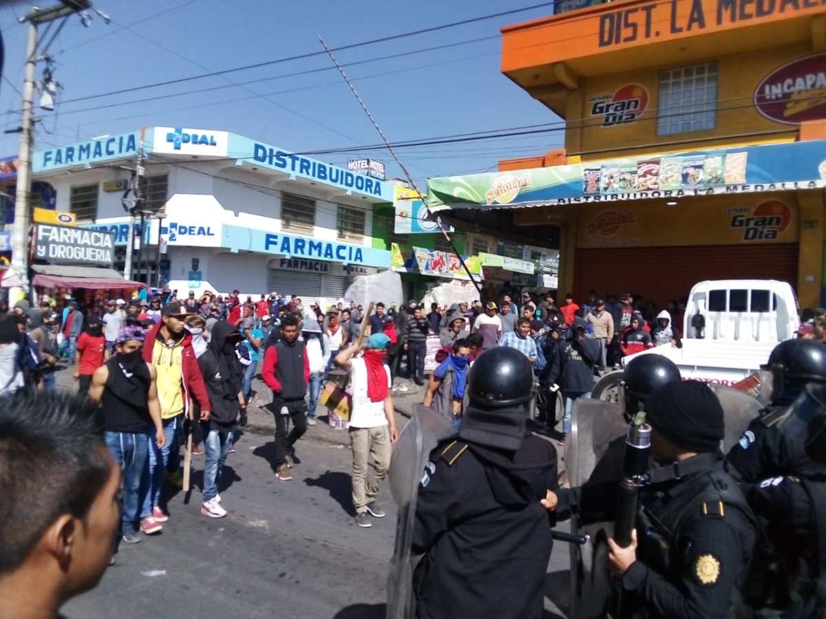 Supuestos vendedores arremetieron contra elementos de la PNC (Foto Prensa Libre: Cortesía)
