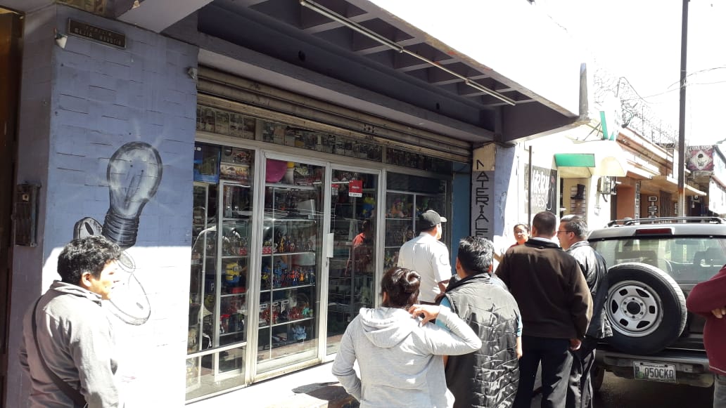 El negocio ubicado en la zona 3 de Xela presenta varias perforaciones de bala luego que dos hombres en motocicleta dispararon contra el lugar. (Foto Prensa Libre: Raúl Juárez)