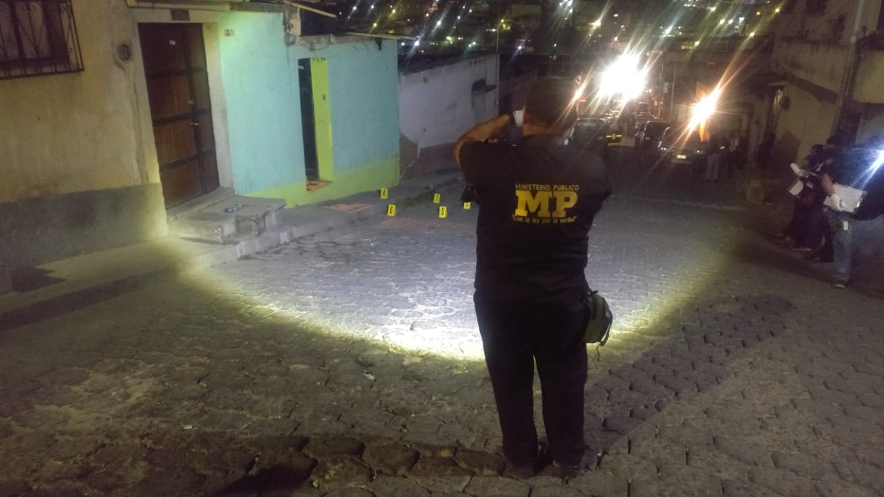 El ataque armado se perpetró en horas de la noche de este miércoles ante el pánico de los vecinos en la zona 7. (Foto Prensa Libre: Raúl Juárez)
