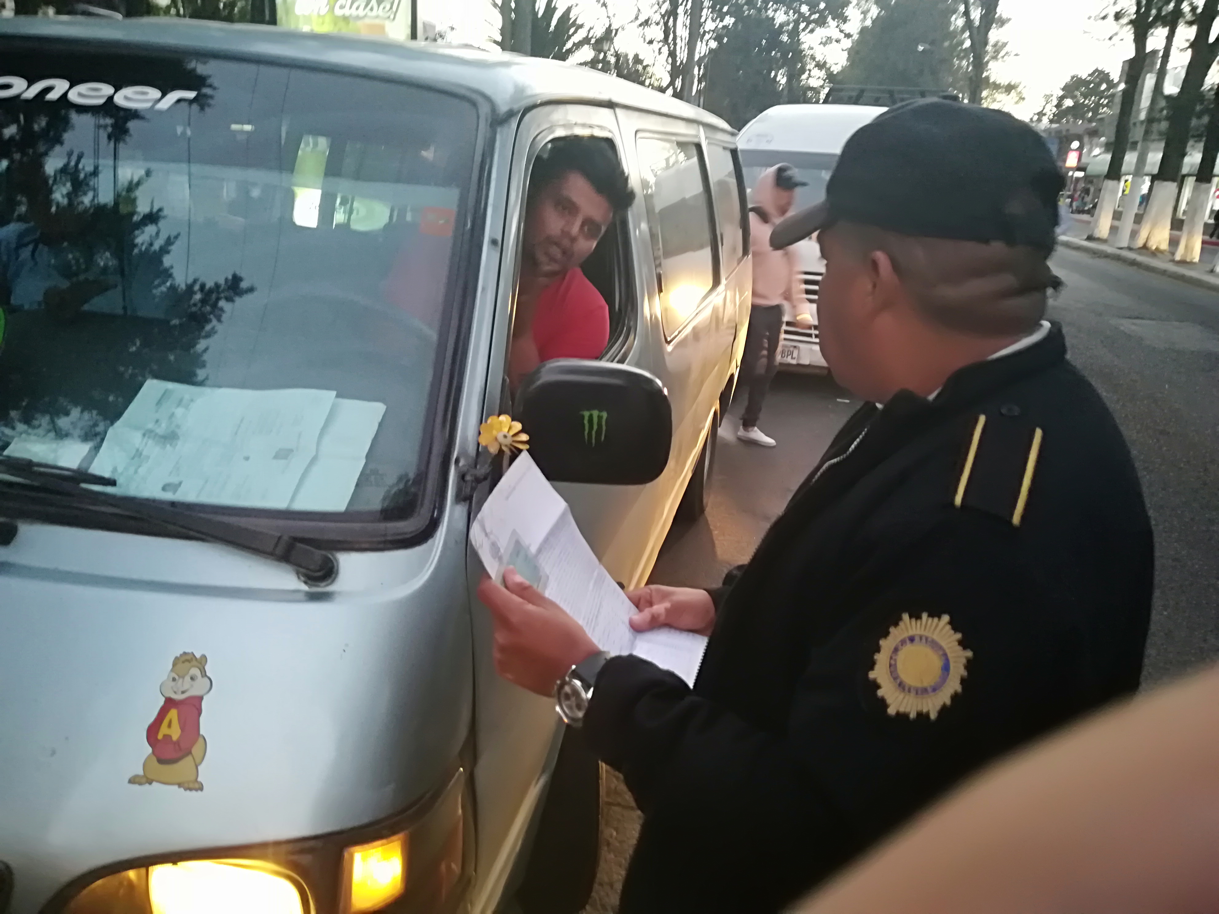Agentes de la Policía Nacional Civil verifican documentación de pilotos en el Parque Benito Juárez de la zona 3 de Xela. (Foto Prensa Libre: Raúl Juárez)