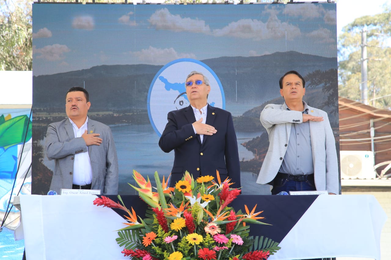 El vicepresidente Jafeth Cabrera participa de una actividad relacionada con la limpieza del Lago de Amatitlán. (Foto Prensa Libre: Vicepresidencia)