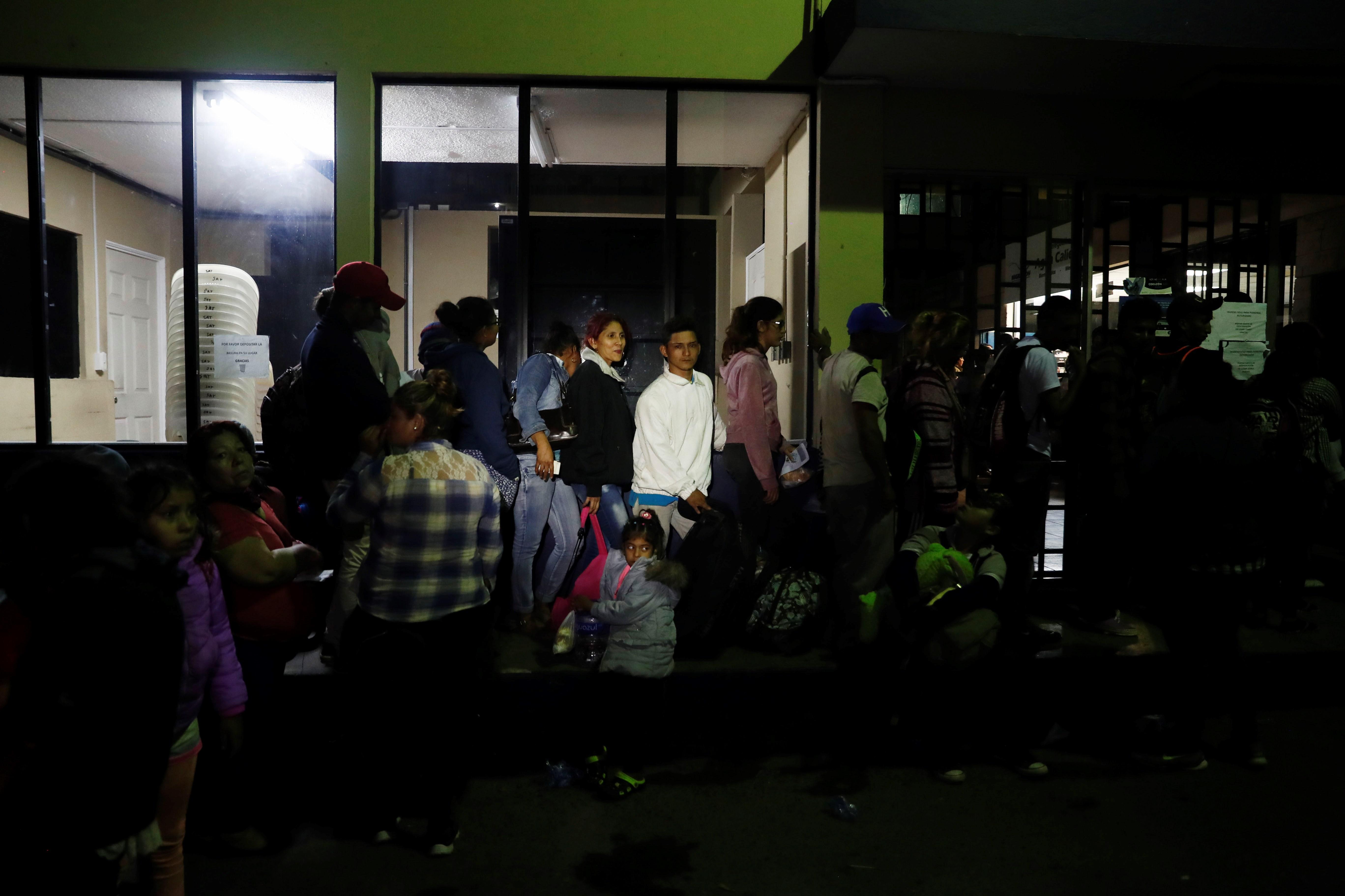Ciudadanos hondureños esperan a registrarse para poder cruzar la frontera hoy, en Agua Caliente. (Foto Prensa Libre: EFE)