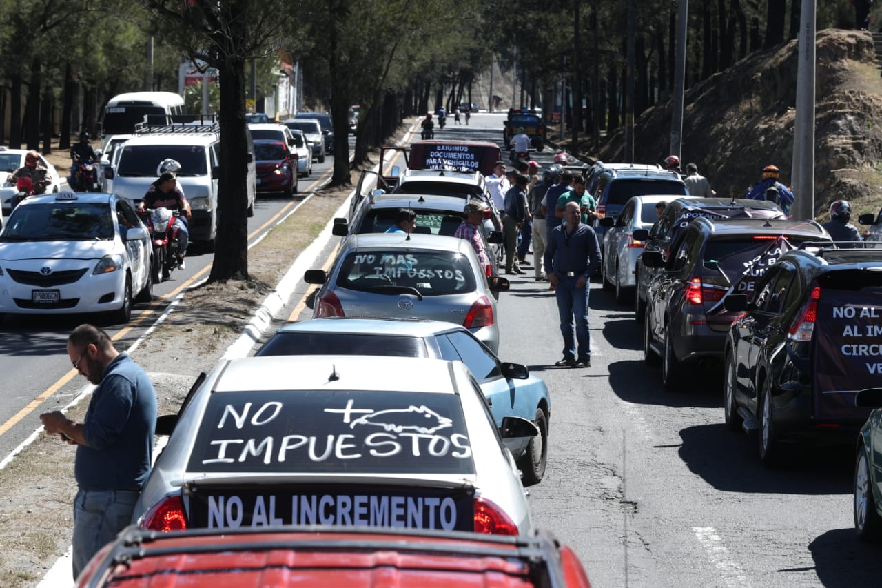 Los importadores de vehículos usados manifestaron ayer con una caravana por varias zonas de Chimaltenango y el área metropolitana, en contra de decisiones de la SAT que repercuten en aumento en el monto de los impuestos relacionados a vehículos.   (Foto, Prensa Libre: Esbin García).