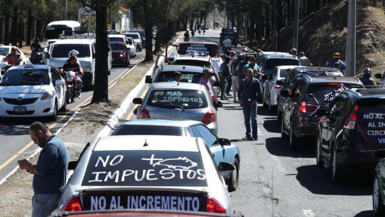Los importadores de vehículos usados manifestaron ayer con una caravana por varias zonas de Chimaltenango y el área metropolitana, en contra de decisiones de la SAT que repercuten en aumento en el monto de los impuestos relacionados a vehículos.   (Foto, Prensa Libre: Esbin García).
