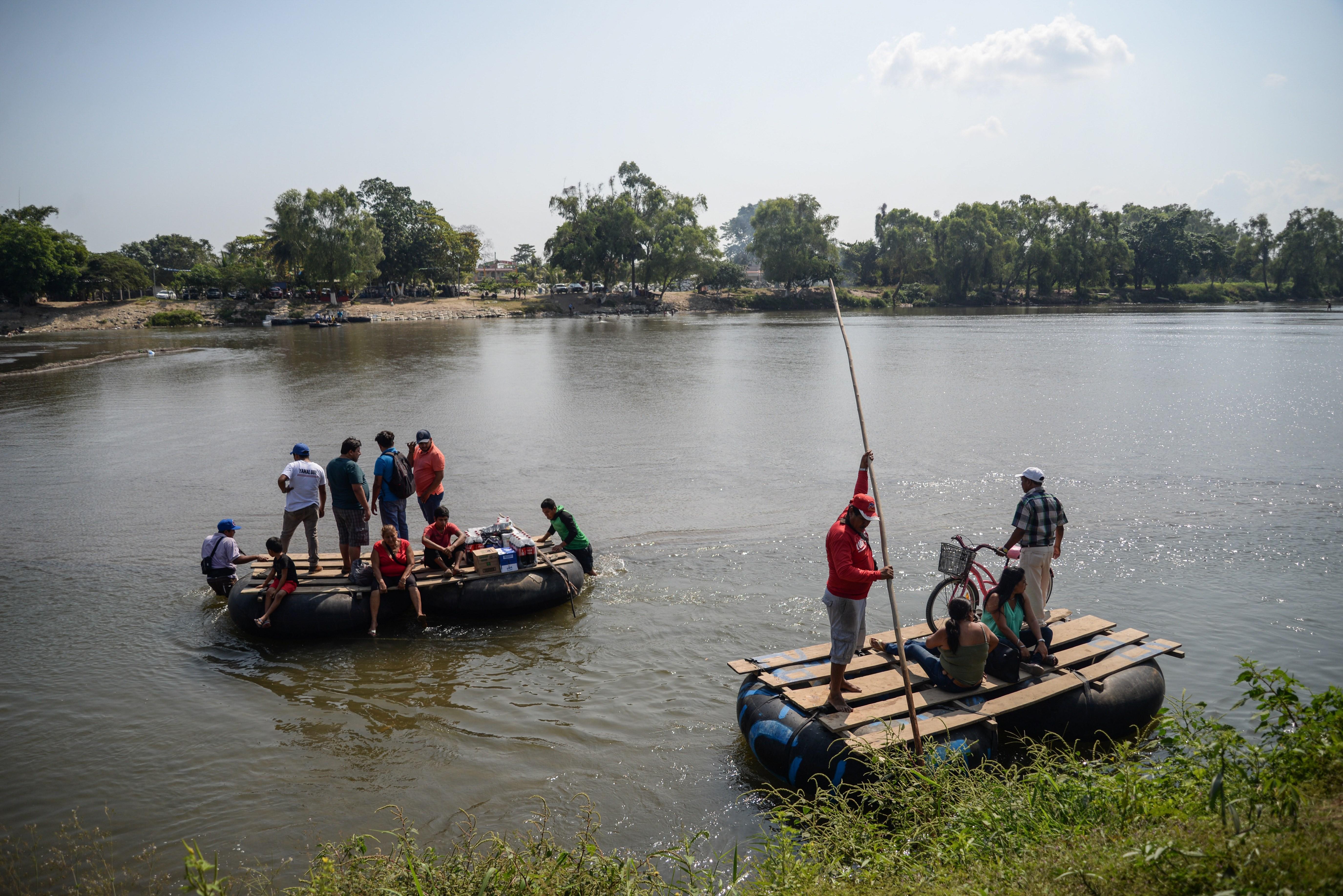 Los migrantes siguen cruzando la frontera con México y Guatemala en el río Suchiate. (Foto Prensa Libre: EFE)