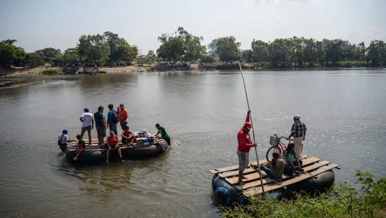 Los migrantes siguen cruzando la frontera con México y Guatemala en el río Suchiate. (Foto Prensa Libre: EFE)