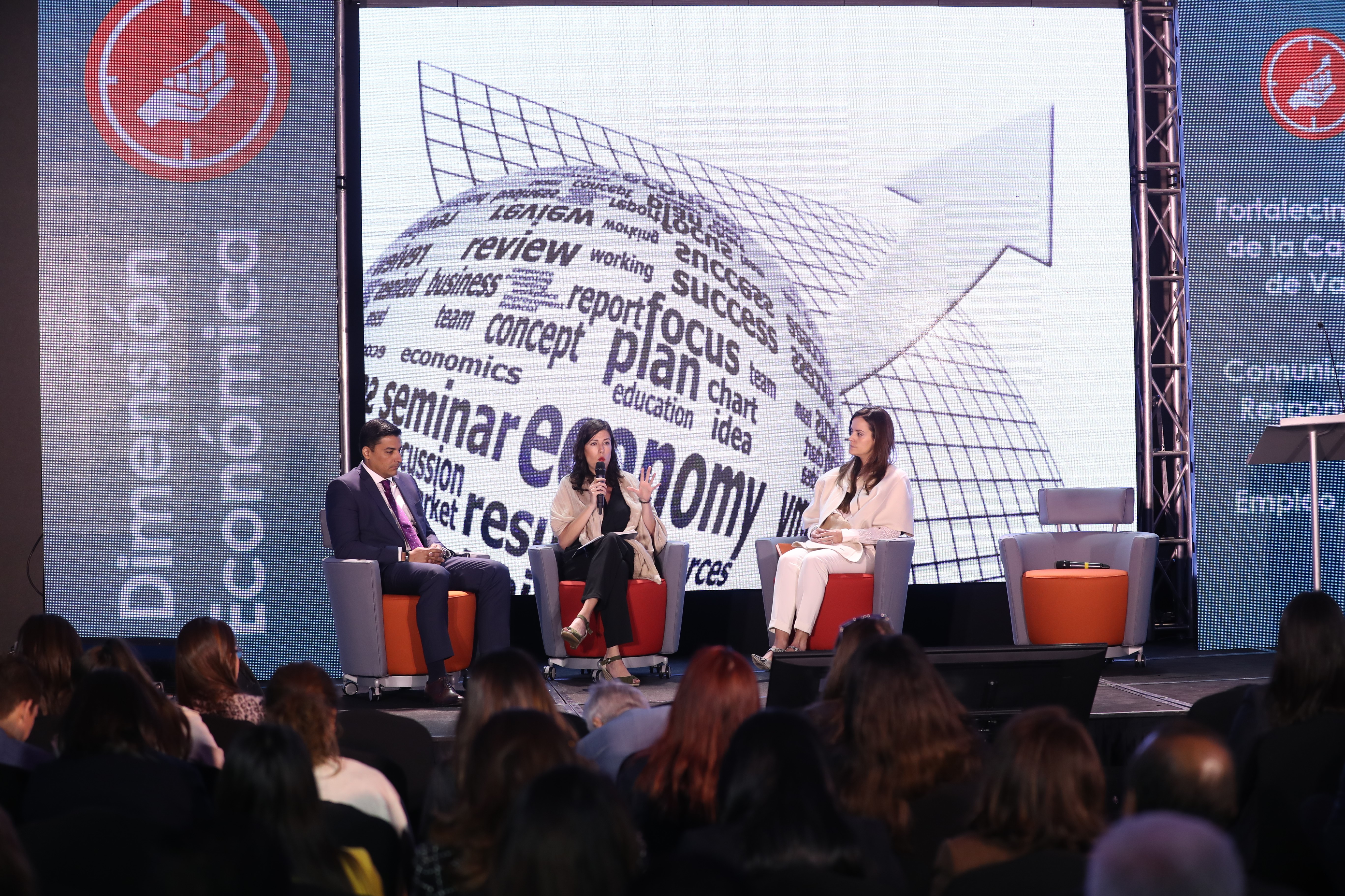 Javier Posas, Director IFC, Claudia Asencio, ejecutiva de Grupo Pantaleón y Paula Ruiz, moderadora, participan en uno de los foros de Centrarse durante la presentación de la Estrategia 2019. (Foto Prensa Libre: Carlos Hernández)