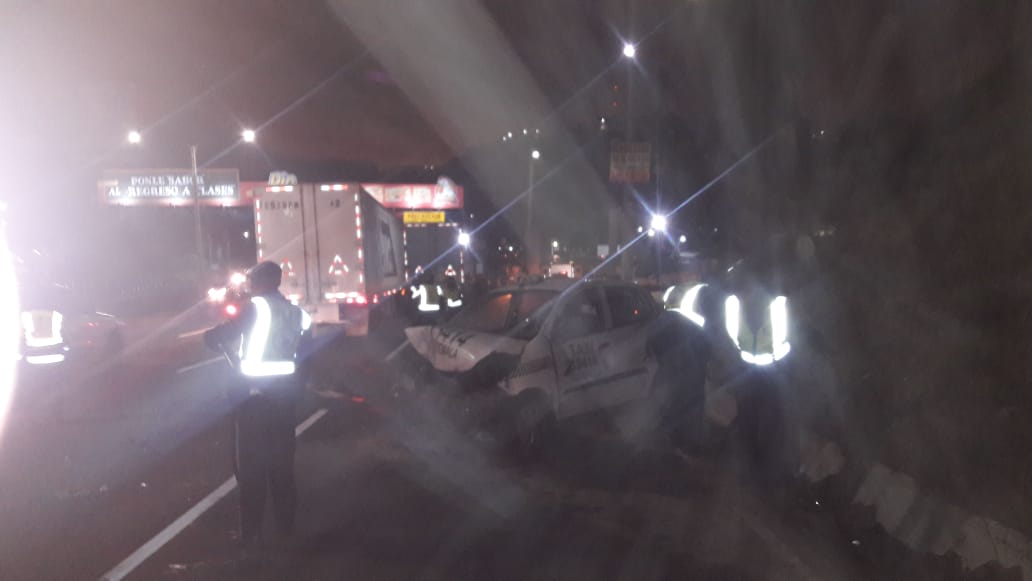 Dos tráileres y varios vehículos particulares resultaron involucrados en un accidente de tránsito en el km 14 de la ruta al Pacífico. (Foto Prensa Libre: Dalia Santos)