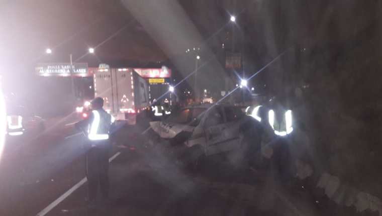 Dos tráileres y varios vehículos particulares resultaron involucrados en un accidente de tránsito en el km 14 de la ruta al Pacífico. (Foto Prensa Libre: Dalia Santos)