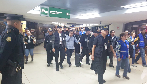 La CIDH condena las acciones intimidatorias del Gobierno contra la Cicig, como la retención en el aeropuerto del investigador Ylsen Osorio (centro). (Foto: Hemeroteca PL)