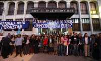 Guatemaltecos protestaron este martes 8 de enero frente a la Corte de Constitucionalidad, con la consigna de "No al Moralazo". Los manifestantes portaron carteles en los cuales exigían al Gobierno que acate las resoluciones de la CC. (Foto Prensa Libre: Érick Ávila)