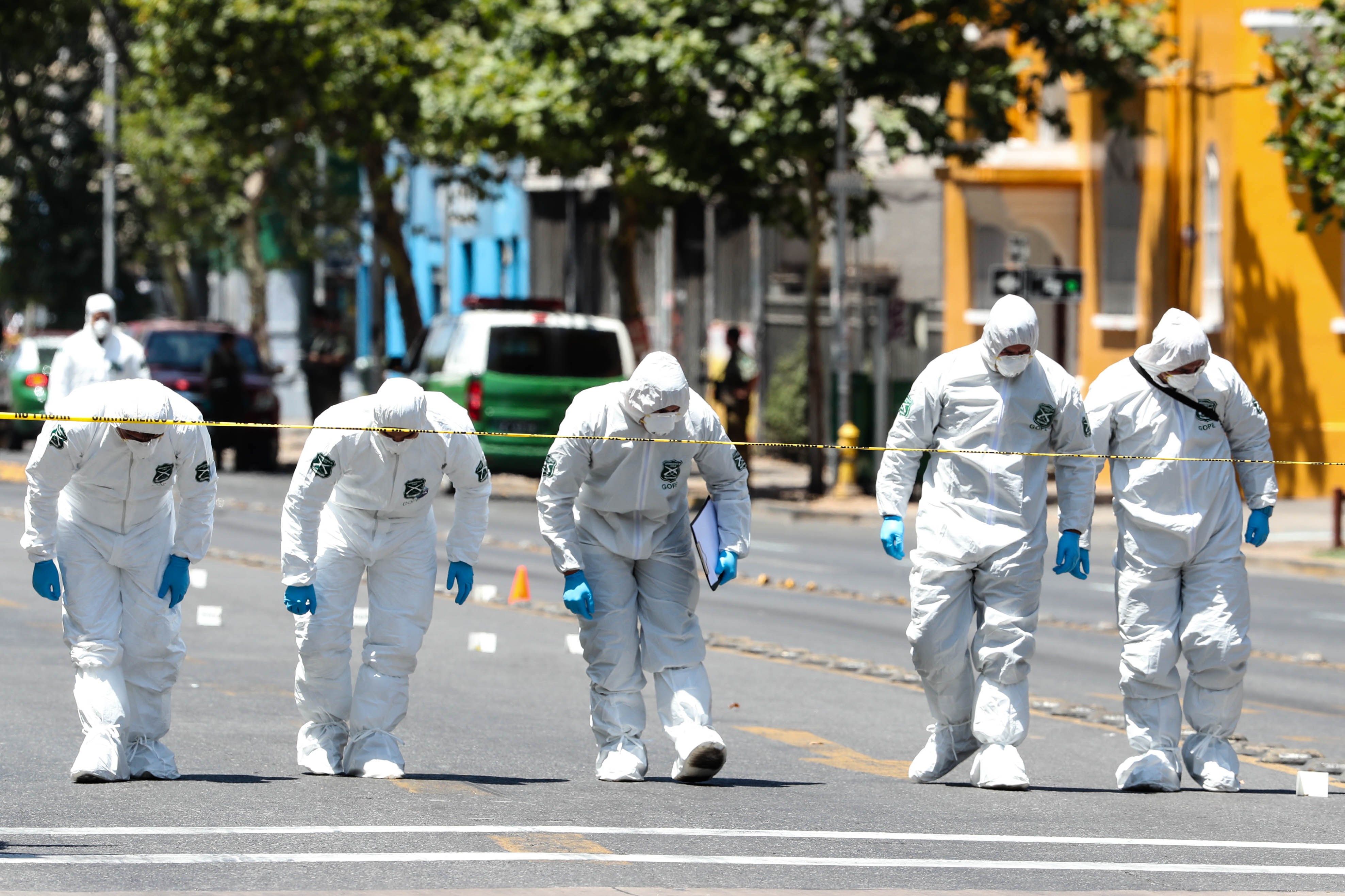 -FOTODELDIA- CH01. SANTIAGO (CHILE), 04/0172019.- Miembros de la Policía de Investigaciones (PDI) de Chilerevisan la zona donde se produjo hoy una explosión en el centro de Santiago (Chile). Cuatro personas resultaron lesionadas hoy tras la explosión de un artefacto, hasta ahora de origen desconocido, en una parada de autobús urbano en el centro de Santiago de Chile. EFE/Alberto Valdés