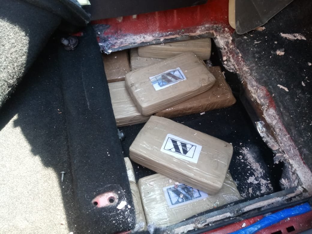 Decomisan en compartimiento oculto de vehículo 35 paquetes de cocaína