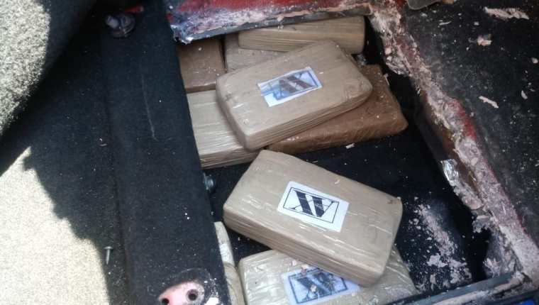 Algunos de los paquetes de posible droga decomisados en automotor en Retalhuleu. (Foto Prensa Libre: MP).