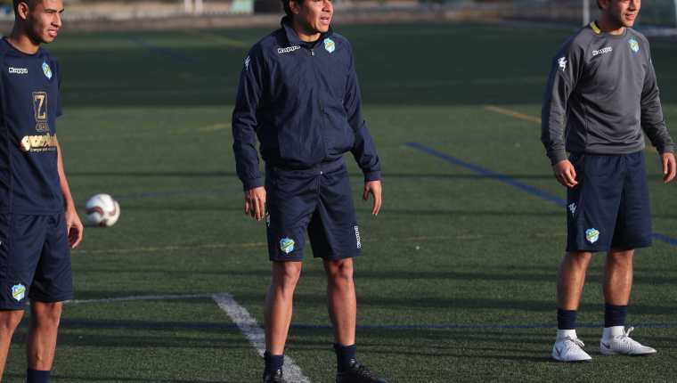 El volante jutiapaneco Édgar Cotto es el único futbolista de experiencia que sigue en Comunicaciones B (Foto Prensa Libre: Edwin Fajardo)