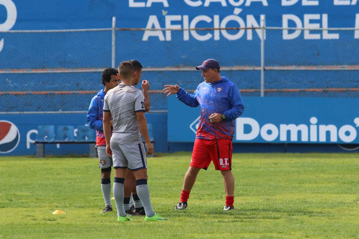 El técnico de Xelajú, Ramiro Cepeda, da indicaciones a los jugadores en el entrenamiento de este lunes (Foto Prensa Libre: Raúl Juárez)