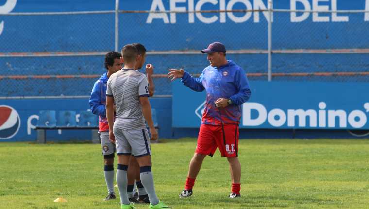 El técnico de Xelajú, Ramiro Cepeda, da indicaciones a los jugadores en el entrenamiento de este lunes (Foto Prensa Libre: Raúl Juárez)