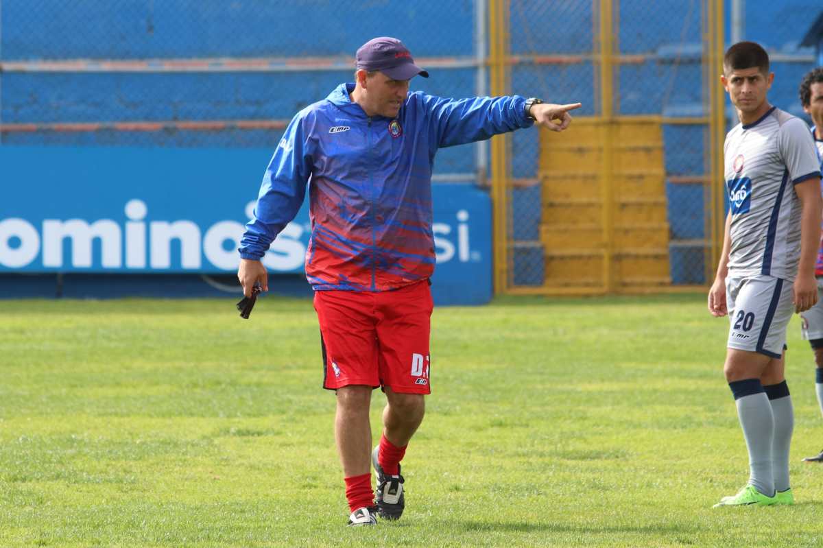 Ramiro Cepeda ha sido criticado por algún sector de la afición de Xelajú por el estilo de juego que muestra el equipo quetzalteco. (Foto Prensa Libre: Raúl Juárez)