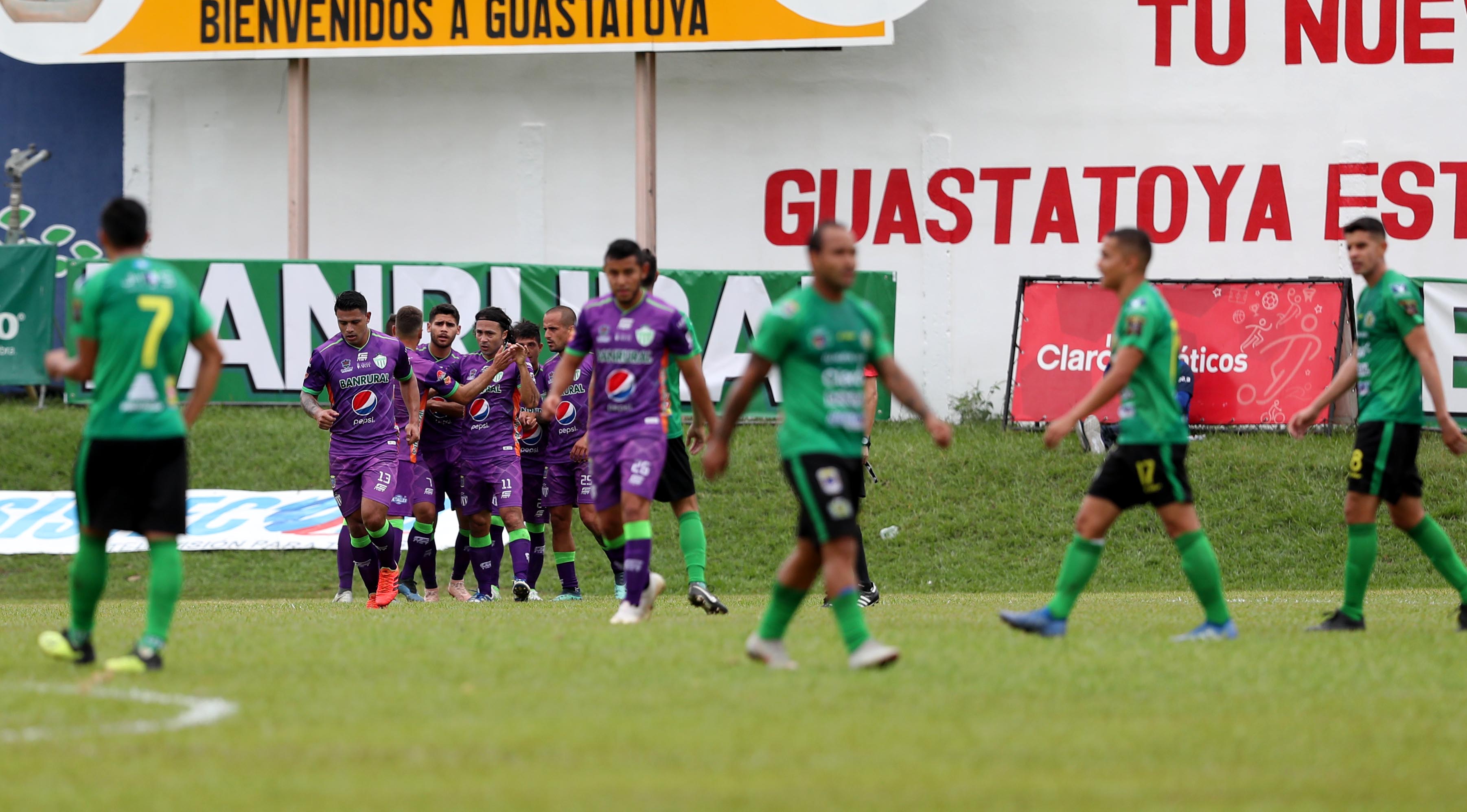Los jugadores de Antigua GFC celebraron en la casa de Guastatoya. (Foto Prensa Libre: Francisco Sánchez)